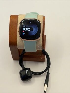 Fitbit Versa 4, Tested, Very Good, Rose Gold, Charger Included, Smartwatch